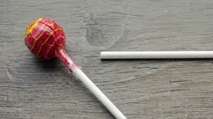 棒付きキャンディの棒には、なぜ余分な穴が開いているの？