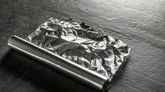 なぜアルミホイルの表と裏は違うのか、そしてそれぞれ何に使われるのか?