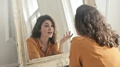 心理学的な観点から、なぜ一部の人々は独り言を声に出して話すのでしょうか?