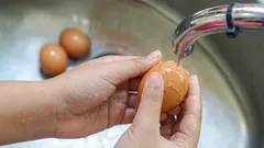 卵を冷蔵庫に入れる前に洗う必要があるのでしょうか?知っておくべきポイントです。