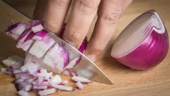 手についた玉ねぎのにおいを消す方法：キッチンでできる簡単な4つの裏ワザ