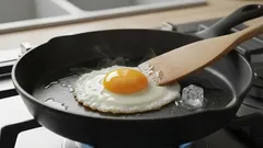 この裏技はあなたの人生を変えるでしょう：卵を焼くときに氷を加える理由をご存知ですか？
