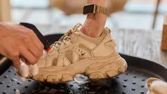 スエードのスニーカーを傷めないように、正しく洗うにはどうすればよいでしょうか。