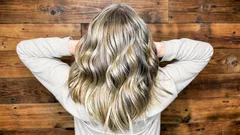 白髪を目立たないように隠す最良の方法：白髪をカバーするトレンドのテクニック。