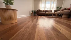 木の床のきしみをついに解消:静かにするための実践的な方法