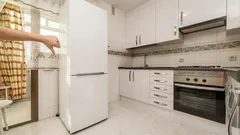 従来の冷蔵庫の配置とはお別れしましょう。もっと美しく、実用的な解決策があります