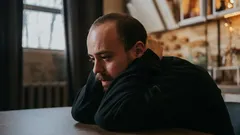 人はどの年齢で最も不幸だと感じるのか？　研究者の調査