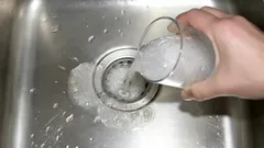 もう酢や重曹は必要ありません。この物質をコップ半分入れるだけで、どんなシンクでもきれいに掃除できます。