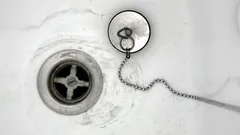 浴室やキッチンで下水のような嫌な臭いがした場合、どうすればよいでしょうか？