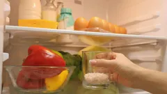 冷蔵庫に塩を入れたコップを置くだけで、よくある悩みが解決するズボラ主婦向けの簡単テク