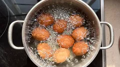 卵を茹でる前に揺らす理由:知らなかった裏ワザ