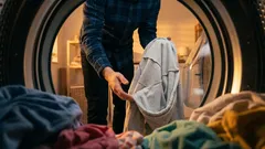 なぜ洗濯するときは服を裏返すべき?必要なときにそうすべき強い理由