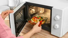 電子レンジで温め直してはいけない食品と、その理由：誰もが知っておくべきこと