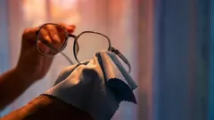 洗剤もアルコールも使わない:レンズを傷つけずに洗浄する正しい方法