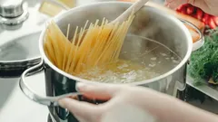 なぜパスタのゆで汁は排水口に流さないほうがいいのか